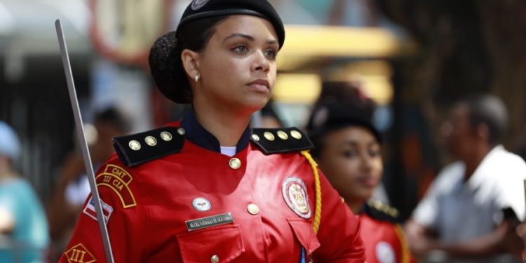 desfile-civico-de-7-de-setembro-e-marcado-por-apresentacao-de-fanfarras-da-rede-estadual-de-ensino,-policiais-e-bombeiros-militares