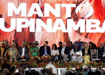 em-evento-do-manto-sagrado,-tupinambas-pedem-a-lula-demarcacoes
