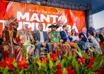 jeronimo-rodrigues-prestigia-cerimonia-de-retorno-do-manto-tupinamba-ao-museu-nacional