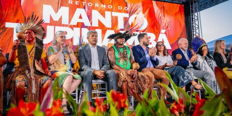 jeronimo-rodrigues-prestigia-cerimonia-de-retorno-do-manto-tupinamba-ao-museu-nacional