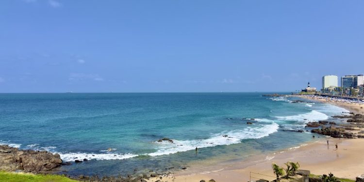 sol-no-interior-e-chuvas-no-litoral;-confira-a-previsao-do-tempo-e-a-balneabilidade-para-o-fim-de-semana