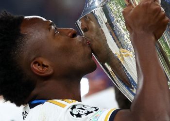 vini-junior-recebe-trofeu-de-melhor-jogador-da-liga-dos-campeoes