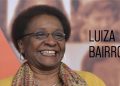 selo-dos-correios-celebra-luiza-bairros,-ex-ministra-e-ativista-negra