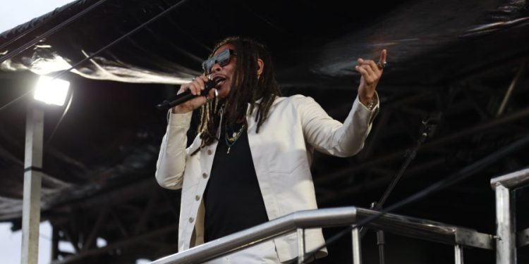 soujuvs-marca-o-encerramento-do-feira-encena-com-jau,-carol-pereyr-e-roca-sound