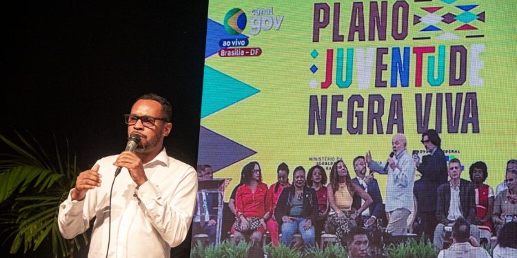 Em ato público, jovens de Lauro de Freitas pedem celeridade na adesão ao Plano Juventude Negra Viva