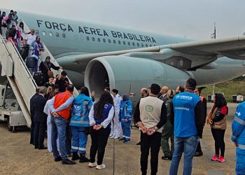aviao-com-221-brasileiros-repatriados-do-libano-pousa-em-guarulhos