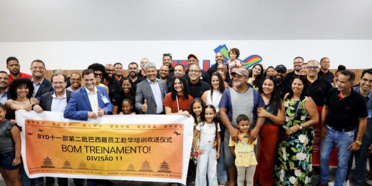 no-aeroporto-de-salvador,-governador-recepciona-funcionarios-da-byd-em-embarque-para-china