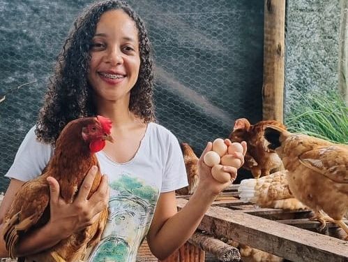 ovos-de-galinha-caipira-garantem-renda-e-seguranca-alimentar-para-mulheres-no-reconcavo-baiano