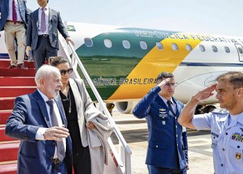 lula-desembarca-em-brasilia-apos-problema-com-aviao-no-mexico