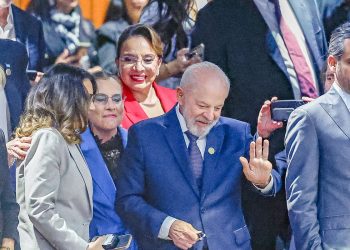 apos-troca-de-aeronave,-lula-retorna-ao-brasil