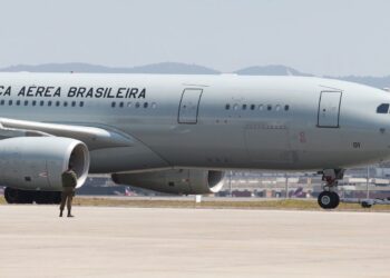 raizes-do-cedro:-quinto-voo-decola-do-libano-com-220-repatriados