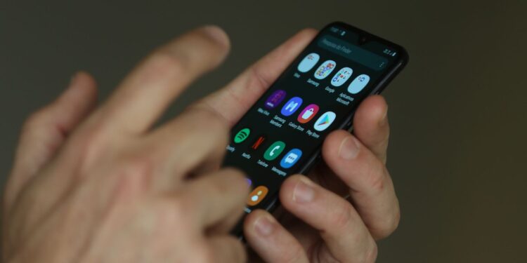 oito-em-cada-10-adultos-defendem-a-proibicao-de-celulares-em-escolas