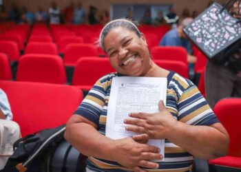 prefeitura-entrega-escrituras-a-moradores-de-alpha-vida,-cajueiro-e-terra-prometida,-em-lauro-de-freitas