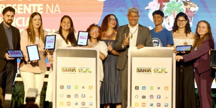 no-encerramento-da-21a-snct,-governo-do-estado-lanca-projetos,-firma-parcerias-e-entrega-78-mil-tablets