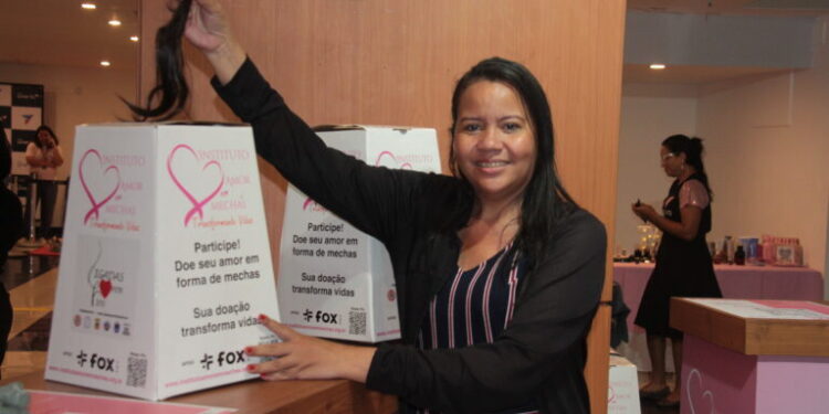 campanha-ligadas-por-fios-arrecada-mechas-de-cabelo-e-acessorios-para-pacientes-oncologicas