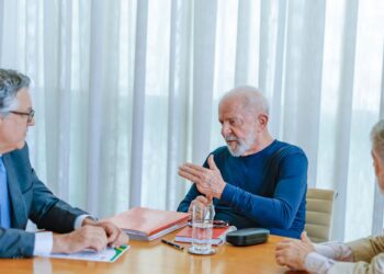 apos-acidente-domestico,-lula-cumpre-agenda-no-palacio-da-alvorada