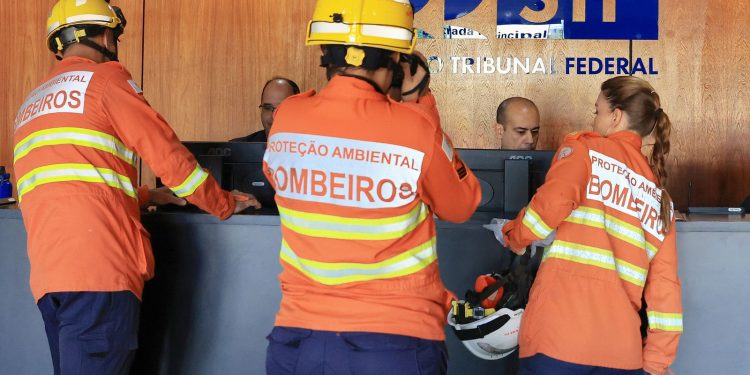 bombeiros-vistoriam-sede-do-stf-um-dia-apos-principio-de-incendio