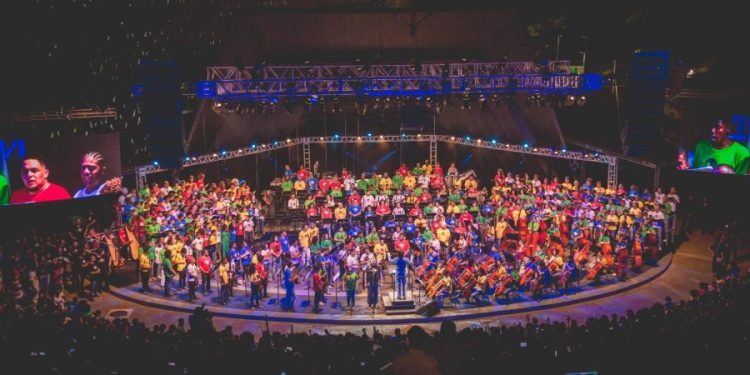 mais-de-500-integrantes-do-neojiba-enchem-a-concha-acustica-de-som-e-emocao-no-mes-das-criancas