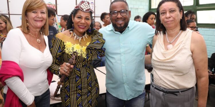 rainha-do-congo-participa-de-encontro-em-colegio-estadual,-em-salvador