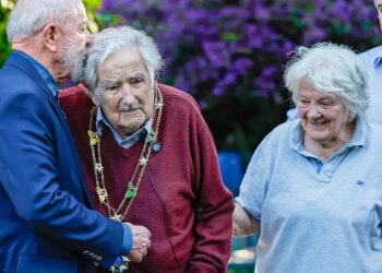 lula-condecora-mujica,-que-considera-“a-pessoa-mais-extraordinaria”