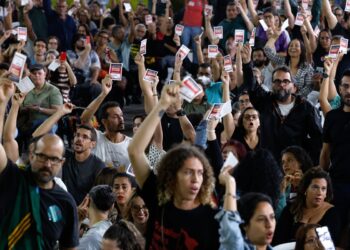 novo-estatuto-de-servidores-avanca,-e-professores-do-rio-mantem-greve