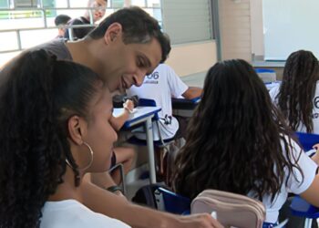 camara-aprova-projeto-que-restringe-uso-de-celular-em-escolas