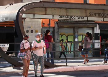 covid-19-e-rinovirus-causam-aumento-de-internacoes-respiratorias