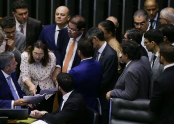 pec-de-corte-de-gastos-e-aprovada-em-dois-turnos-na-camara