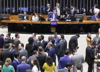 camara-aprova-pec-de-corte-de-gastos-em-primeiro-turno