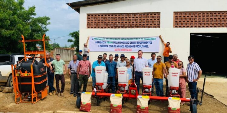 pequenos-agricultores-recebem-kits-de-irrigacao-e-maquinarios-no-oeste-e-sudoeste-da-bahia
