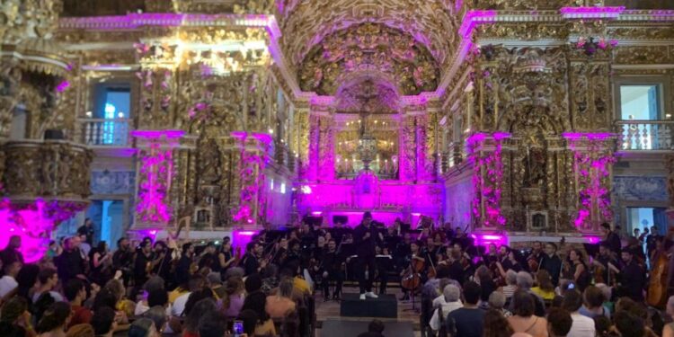 turistas-apreciam-o-concerto-natalino-da-osba-no-centro-historico-de-salvador