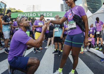 casal-que-se-conheceu-correndo-fica-noivo-na-sao-silvestre
