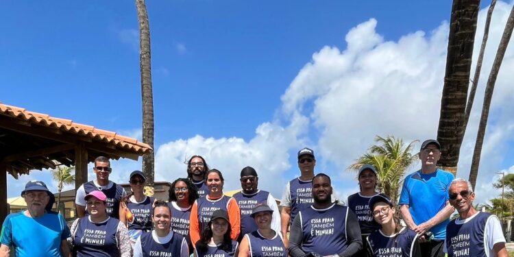 Projeto ambiental reúne voluntários para limpar a praia Vilas do Atlântico