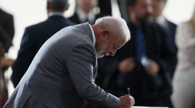 Lula concede indulto natalino a presos com HIV e Câncer terminal