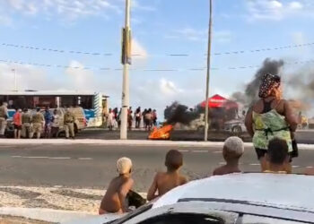 Ambulantes protestam por melhores condições de trabalho na Boca do Rio durante a Virada Salvador 2024