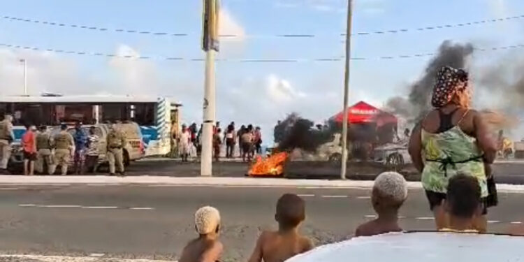 Ambulantes protestam por melhores condições de trabalho na Boca do Rio durante a Virada Salvador 2024