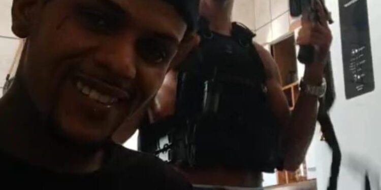 Tiroteio em Lauro de Freitas: bandidos invadem residência e fazem moradora refém; dois mortos