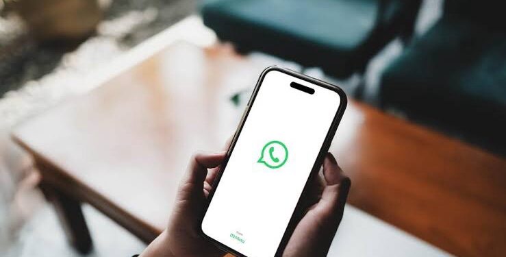 WhatsApp caiu? Usuários relatam app, Instagram e Facebook fora do ar