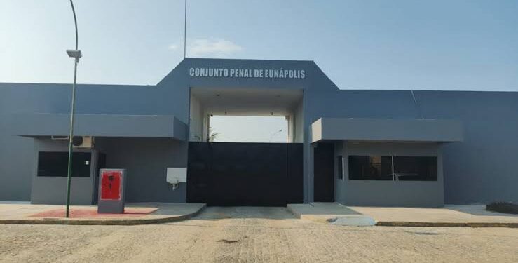 Homens armados invadem presídio de Eunápolis e provoca fuga de 16 presos
