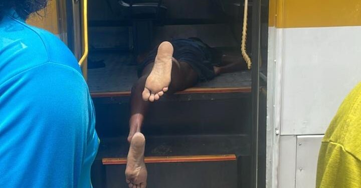 Assaltante é baleado durante tentativa de roubo em ônibus na Estrada do Derba