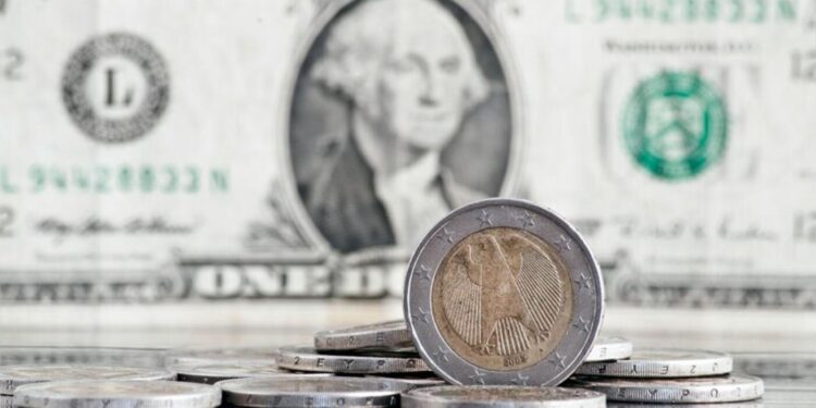 em-queda,-dolar-e-cotado-a-r$-6,11