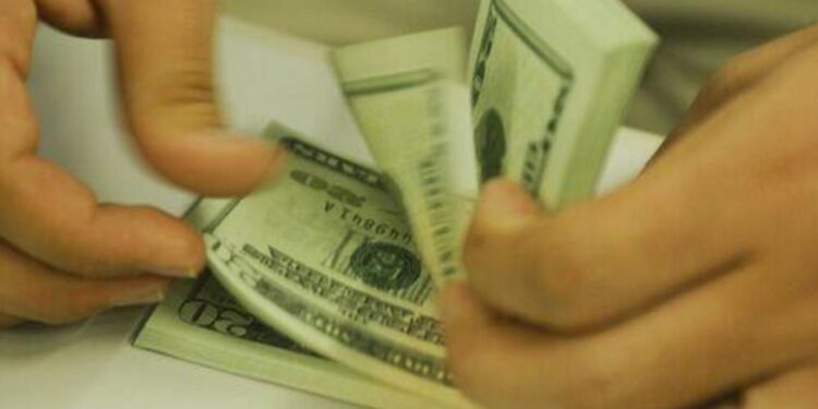 dolar-fecha-em-alta-de-0,48%,-cotado-a-r$-6,05