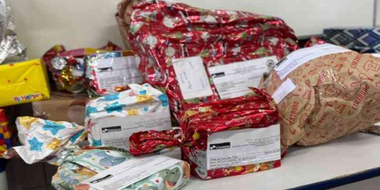12-escolas-municipais-tiveram-criancas-contempladas-com-a-campanha-papai-noel-dos-correios
