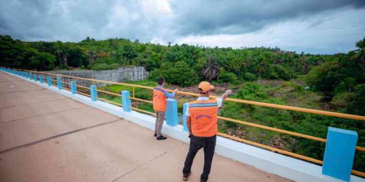 agentes-da-defesa-civil-realizam-monitoramento-na-barragem-joanes-i