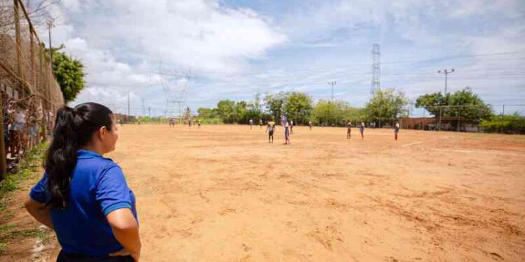 prefeita-debora-regis-prestigia-campeonato-de-futebol-do-capelao
