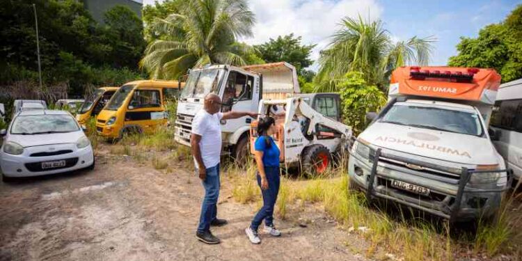 veiculos-sao-encontrados-sucateados-em-vistoria-realizada-pela-prefeita-debora
