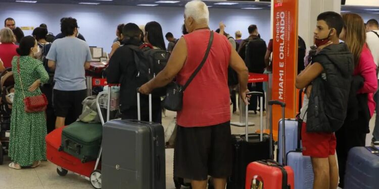 golpe:-criminosos-usam-sites-e-perfis-falsos-do-programa-voa-brasil-para-roubar-dados-pessoais