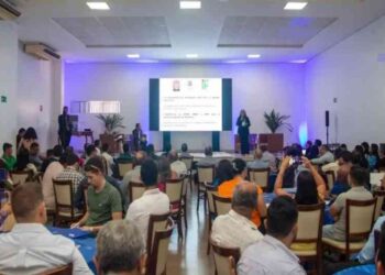 debora-regis-e-mateus-reis-participam-do-8o-encontro-de-prefeitos-e-prefeitas-da-bahia