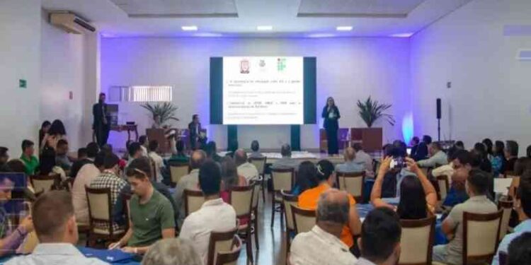 debora-regis-e-mateus-reis-participam-do-8o-encontro-de-prefeitos-e-prefeitas-da-bahia