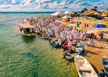 iemanja-e-celebrada-com-tradicao-e-devocao-na-praia-de-buraquinho